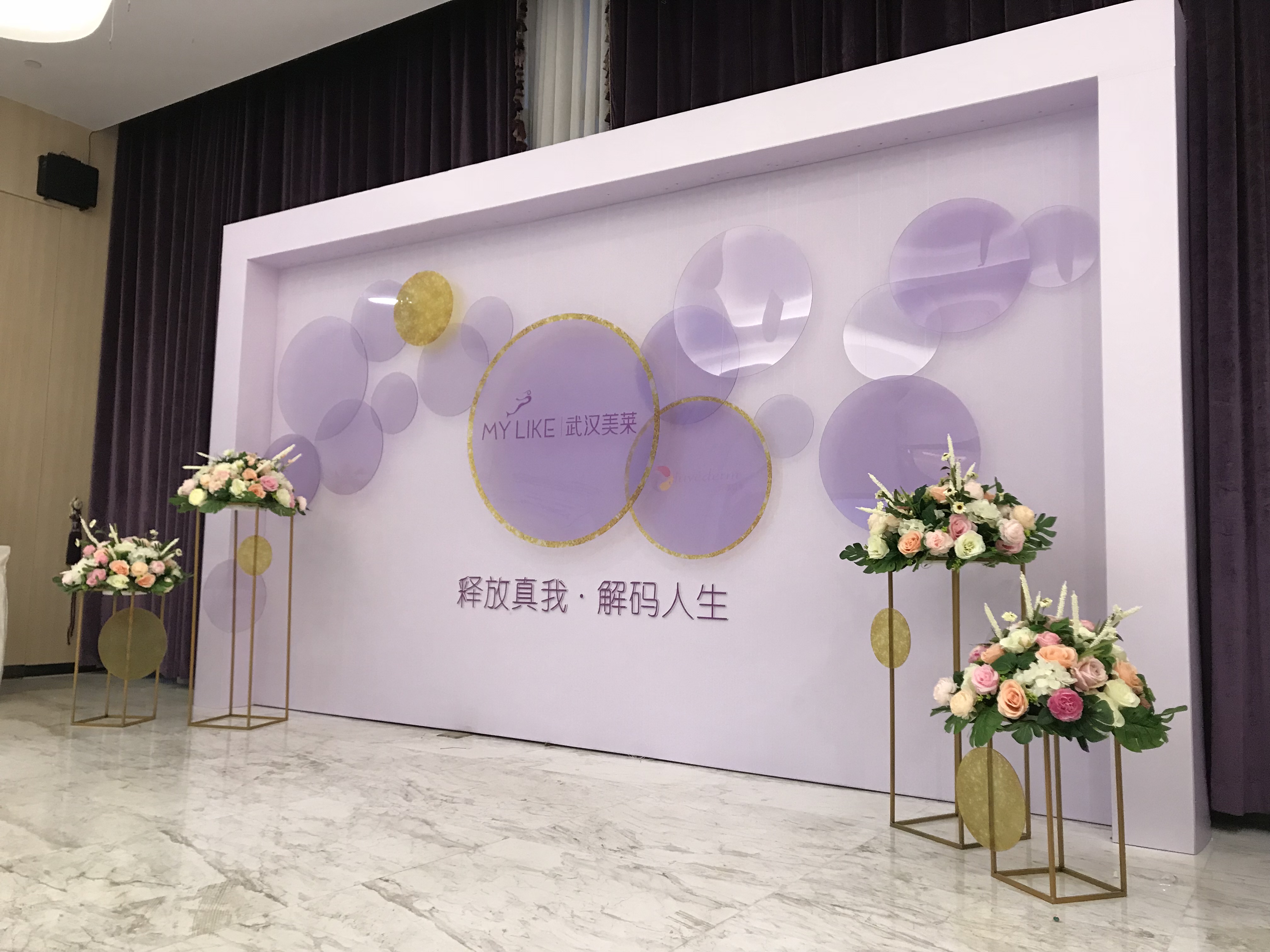 <b>武漢美陳布置：藝術(shù)與商業(yè)的和諧共舞</b>